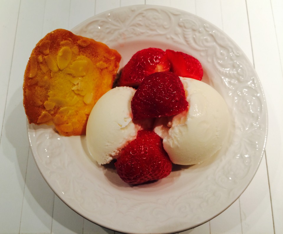 yoghurtijs met vlierbloesemsiroop