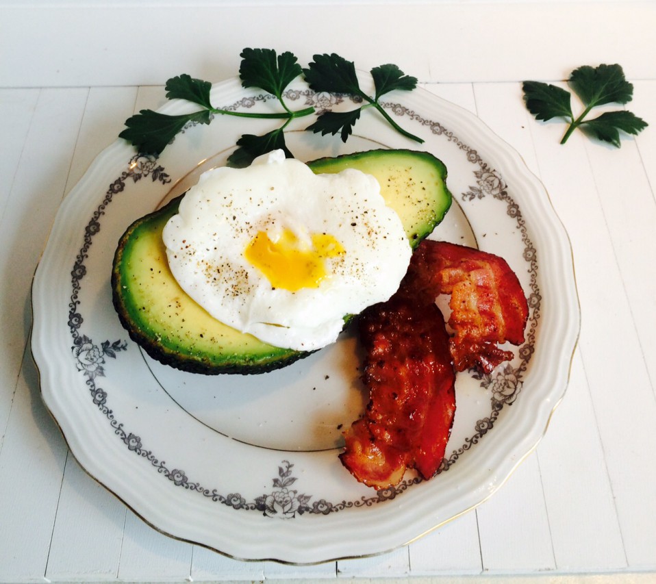 superfood ontbijt: avocado met gepocheerd ei
