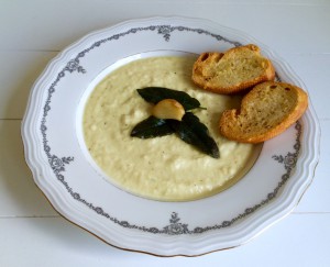 romige soep van knolselderij met gepofte knoflook