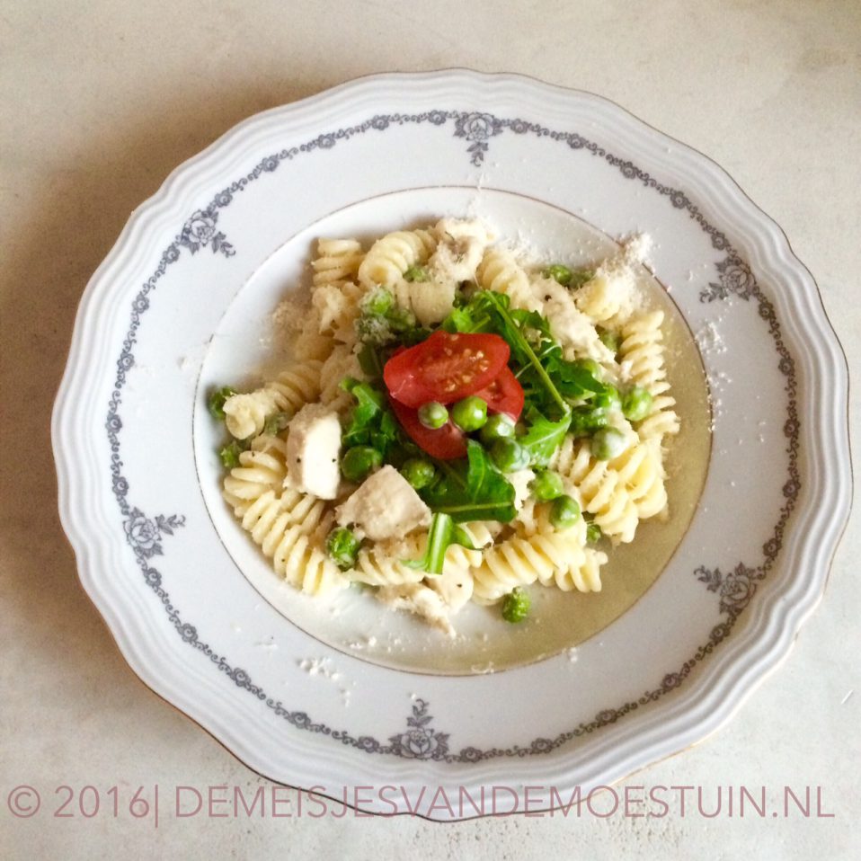 romige pasta met kipfilet en doperwten