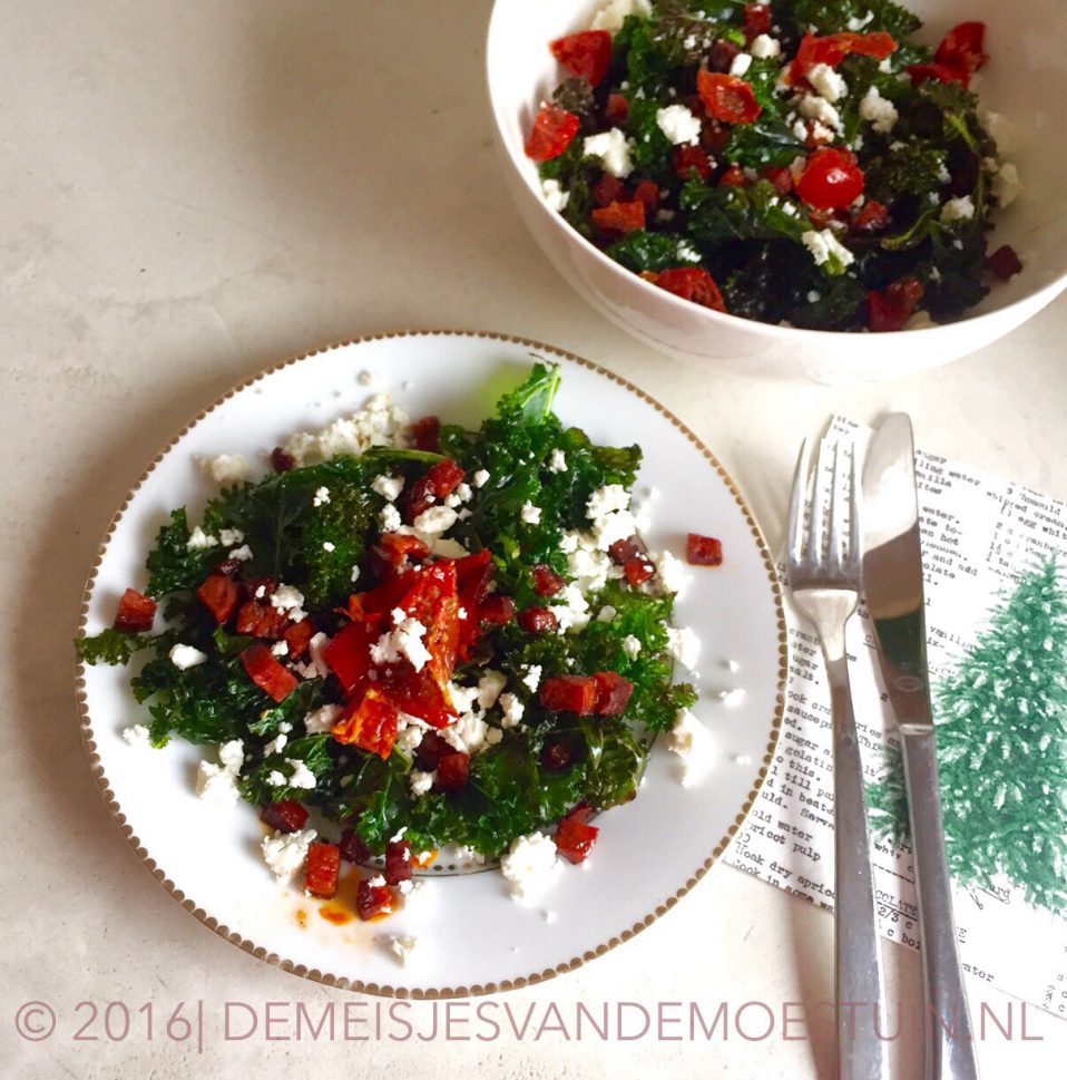 pittige salade van boerenkool met chorizo en feta