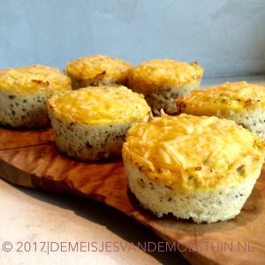 bloemkoolmuffins met parmezaan en tuinkruiden