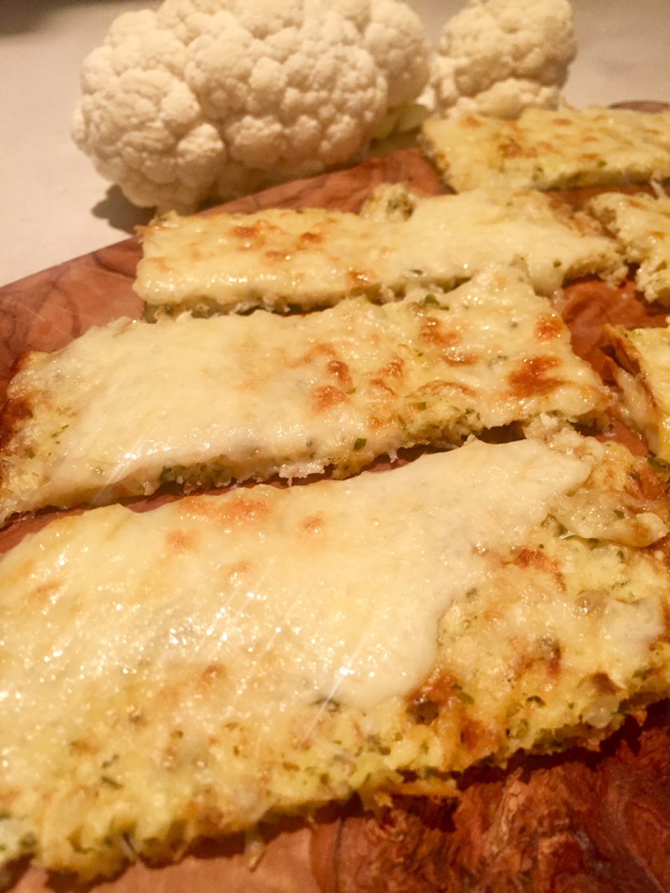 knoflook-kaasbrood van bloemkool