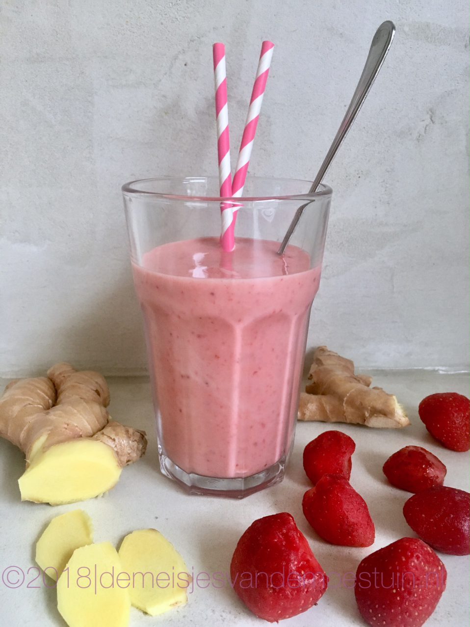 heerlijke detox smoothie van aardbei en gember