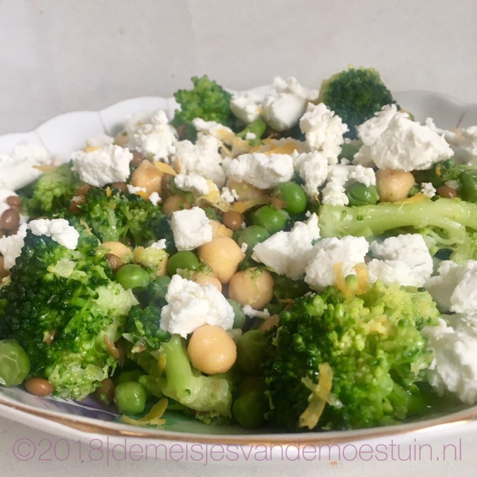 groene salade met kikkererwten en verse geitenkaas