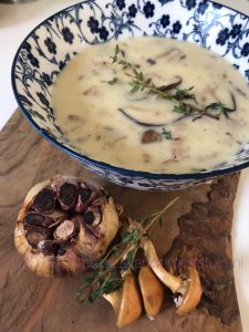 romige paddenstoelensoep met gepofte knoflook
