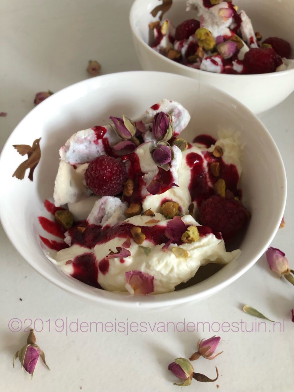 rozen meringue met pistache en framboos