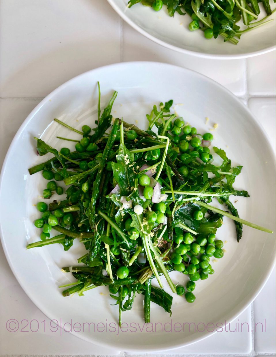 groene lente salade met rucola, asperges en citroen