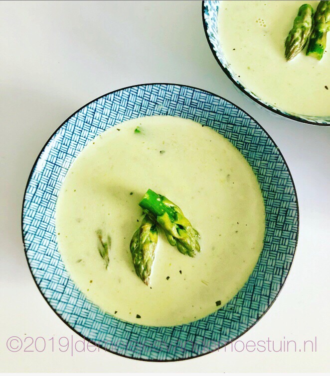 roomsoep van groene asperges